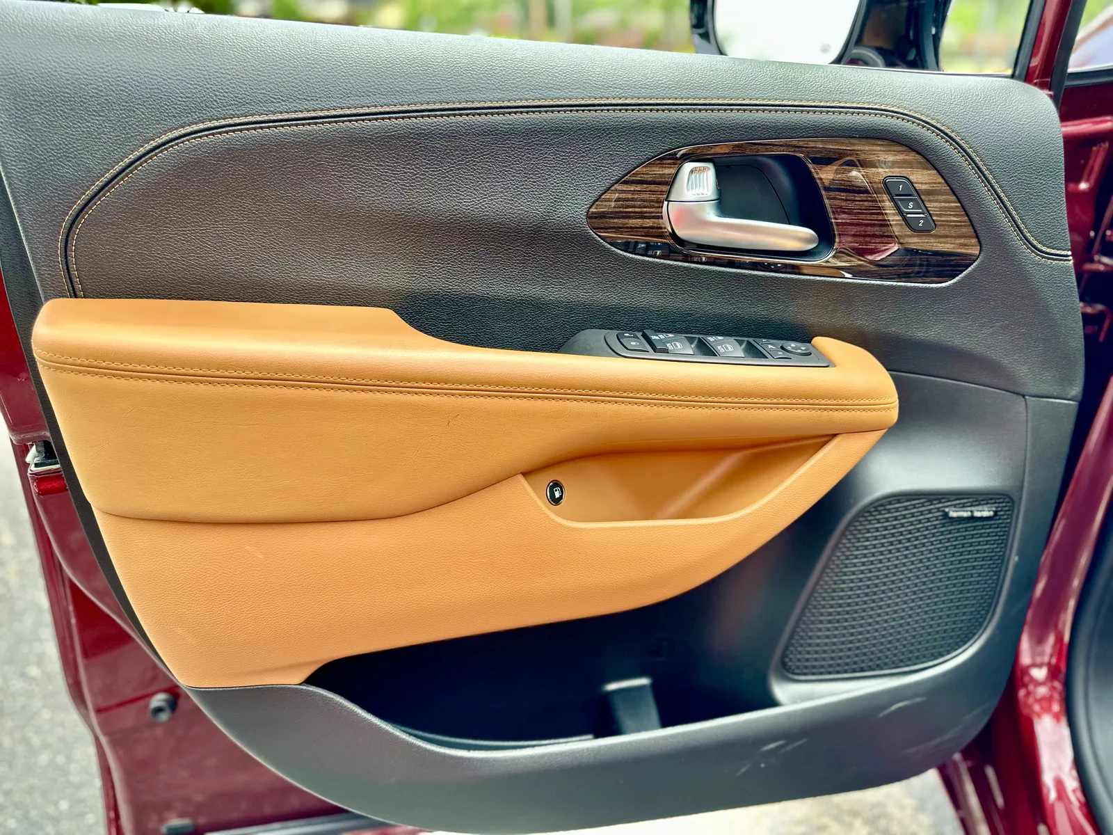 2023 Chrysler Pacifica eHybrid Pinnacle: Better than a Telluride or Tahoe?