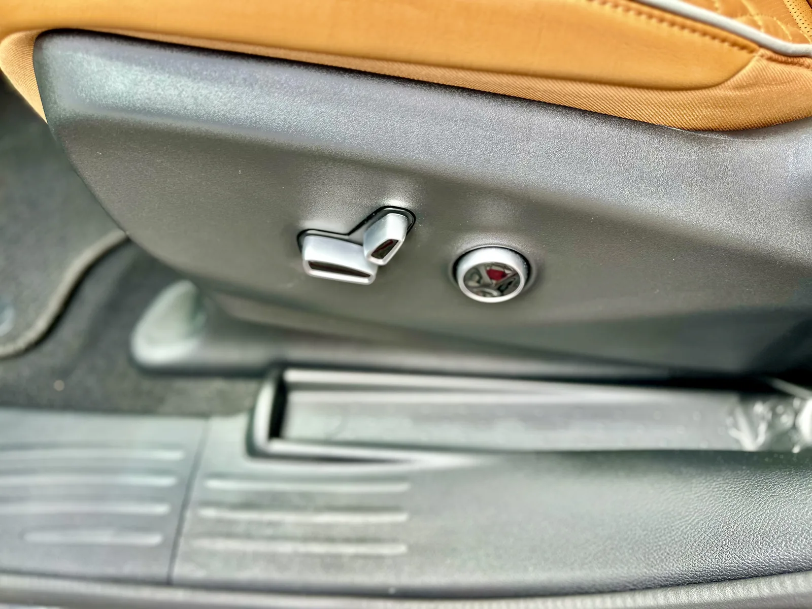2023 Chrysler Pacifica eHybrid Pinnacle: Better than a Telluride or Tahoe?
