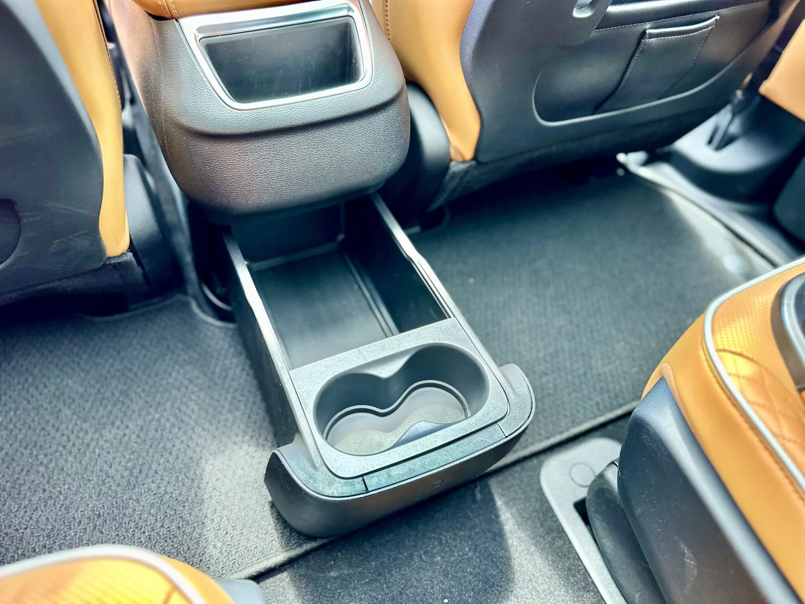 2023 Chrysler Pacifica eHybrid Pinnacle: Better than a Telluride or Tahoe?
