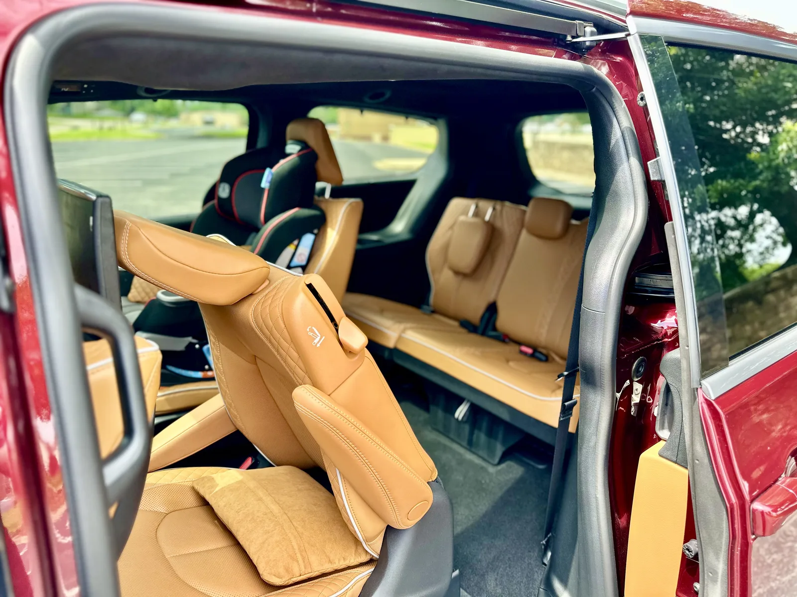 2023 Chrysler Pacifica eHybrid Pinnacle: Better than a Telluride or Tahoe?