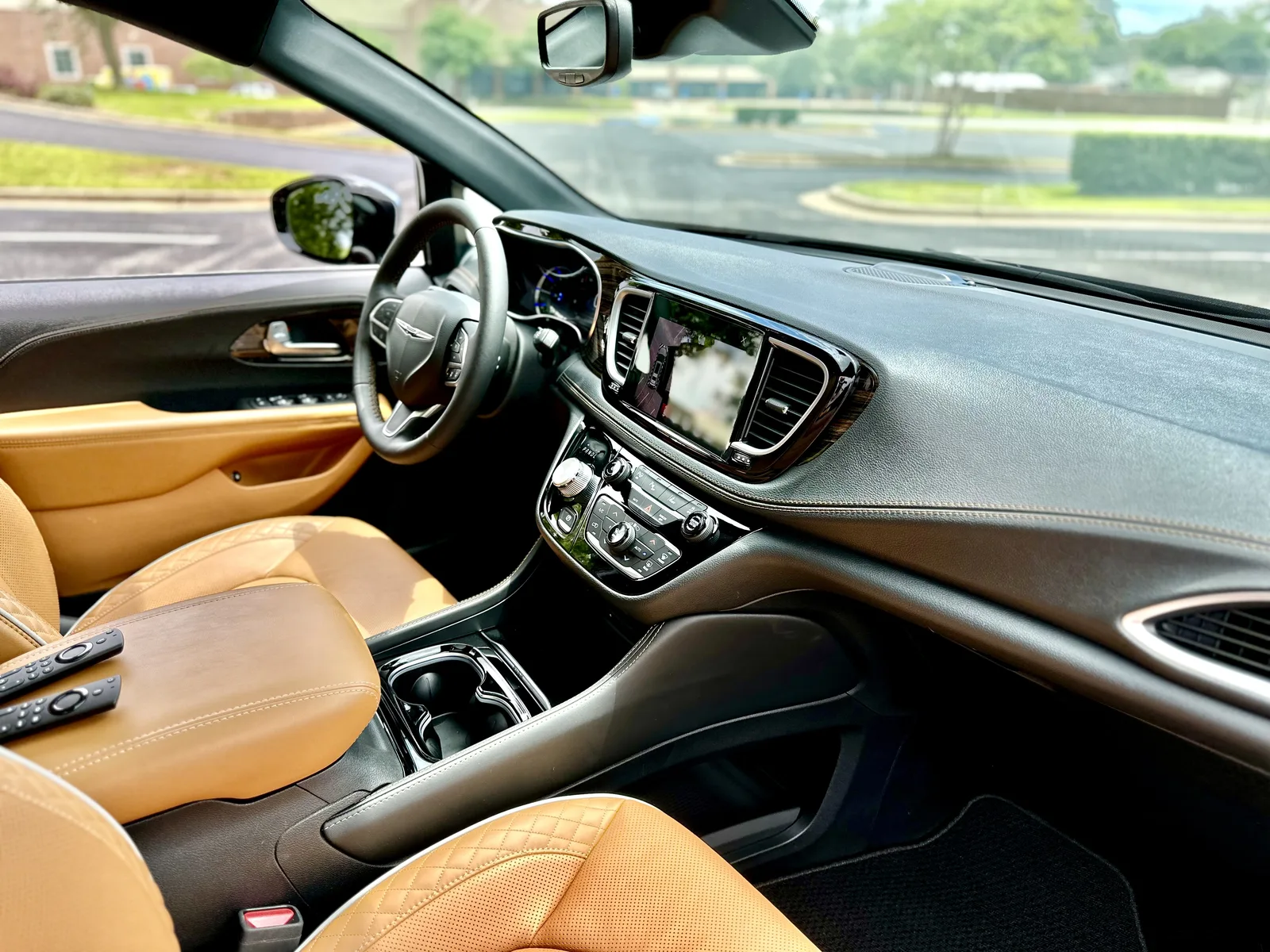 2023 Chrysler Pacifica eHybrid Pinnacle: Better than a Telluride or Tahoe?