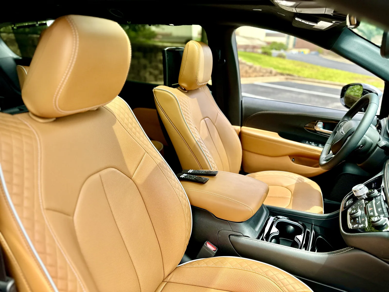 2023 Chrysler Pacifica eHybrid Pinnacle: Better than a Telluride or Tahoe?