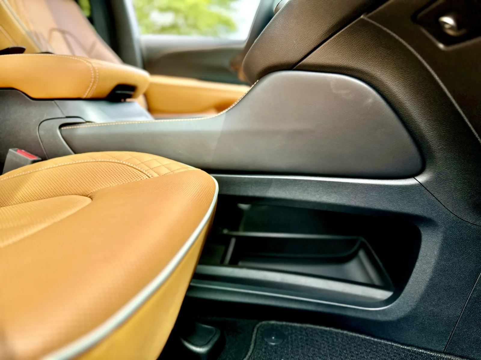 2023 Chrysler Pacifica eHybrid Pinnacle: Better than a Telluride or Tahoe?