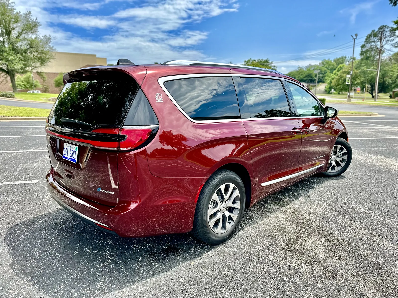2023 Chrysler Pacifica eHybrid Pinnacle: Better than a Telluride or Tahoe?
