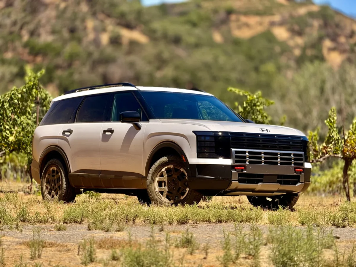 The Hyundai Palisade Is Closing in on Grand Highlander, Outselling the Santa Fe.