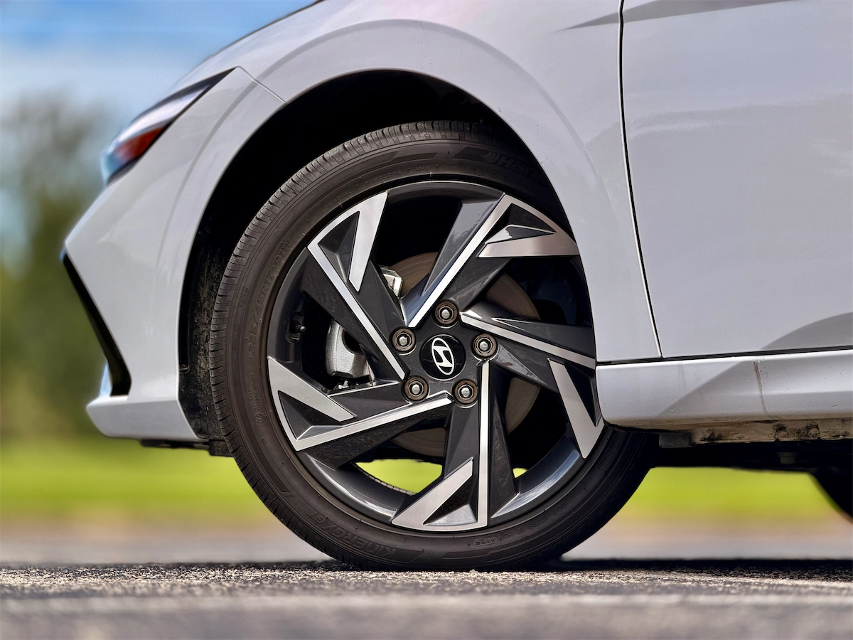 Machine-finished 17-inch alloy wheel with a five-spoke design
