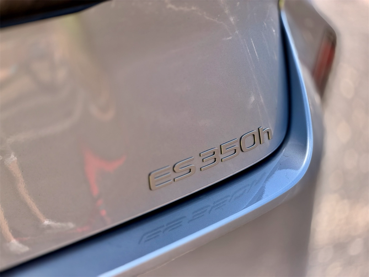 ES 350h badge on the decklid of the 2026 Lexus ES