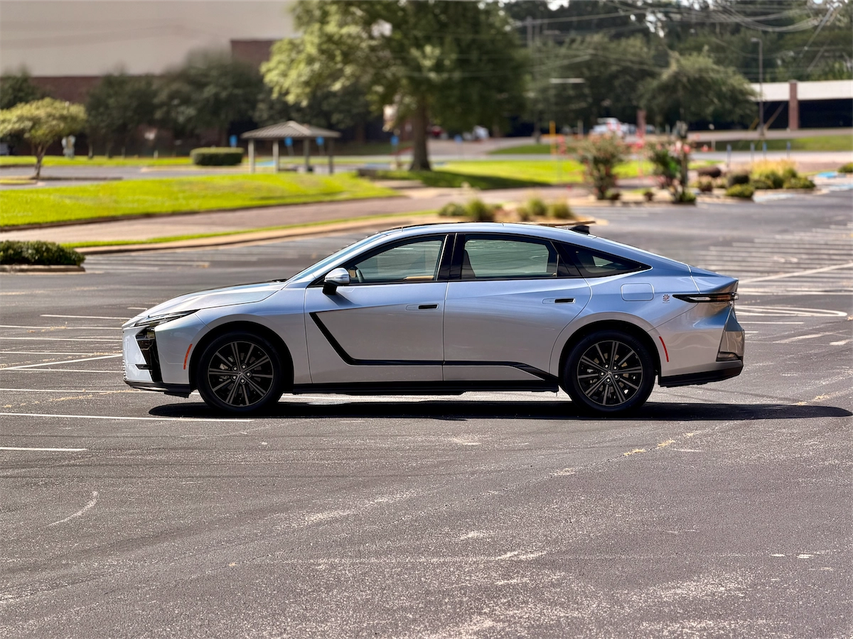 Side profile of the 2026 Lexus ES 350h showing its raked, fastback-like roofline
