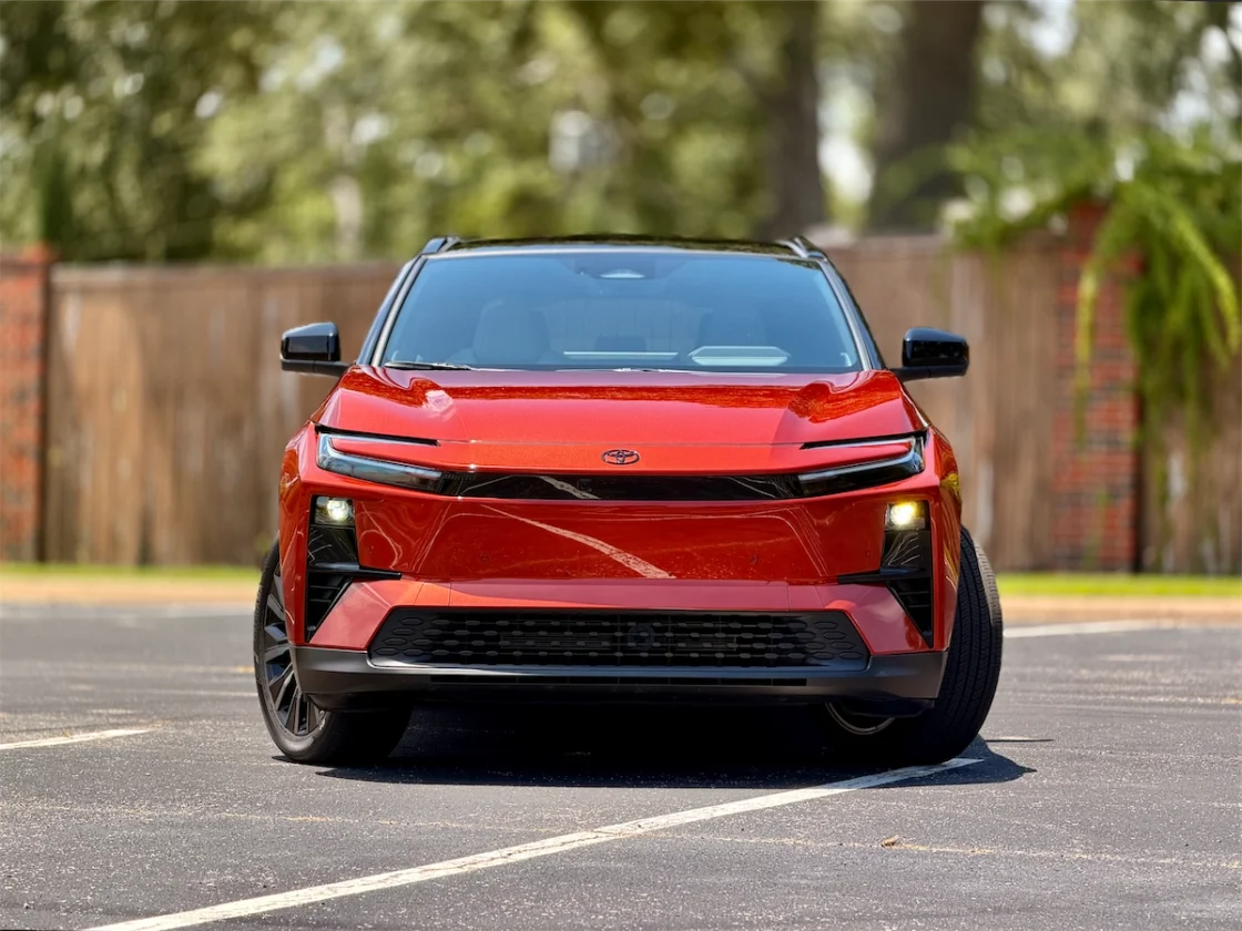 Front view of the 2026 Toyota C-HR XSE showing its hexagonal grille and split LED lighting