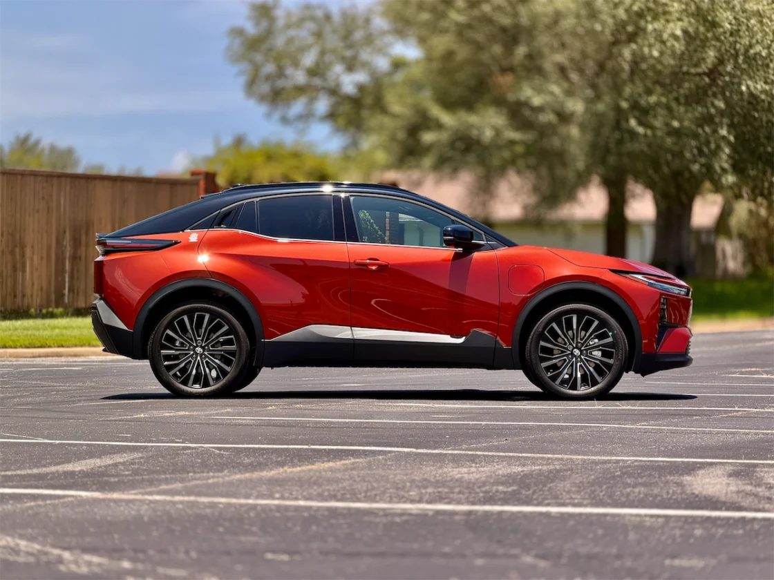 Side profile of the 2026 Toyota C-HR XSE in Tandoori paint with a black roof, showing the hidden rear door handles and 20-inch wheels