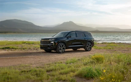 2027 Chevy Traverse High Country in Mosaic Black Metallic