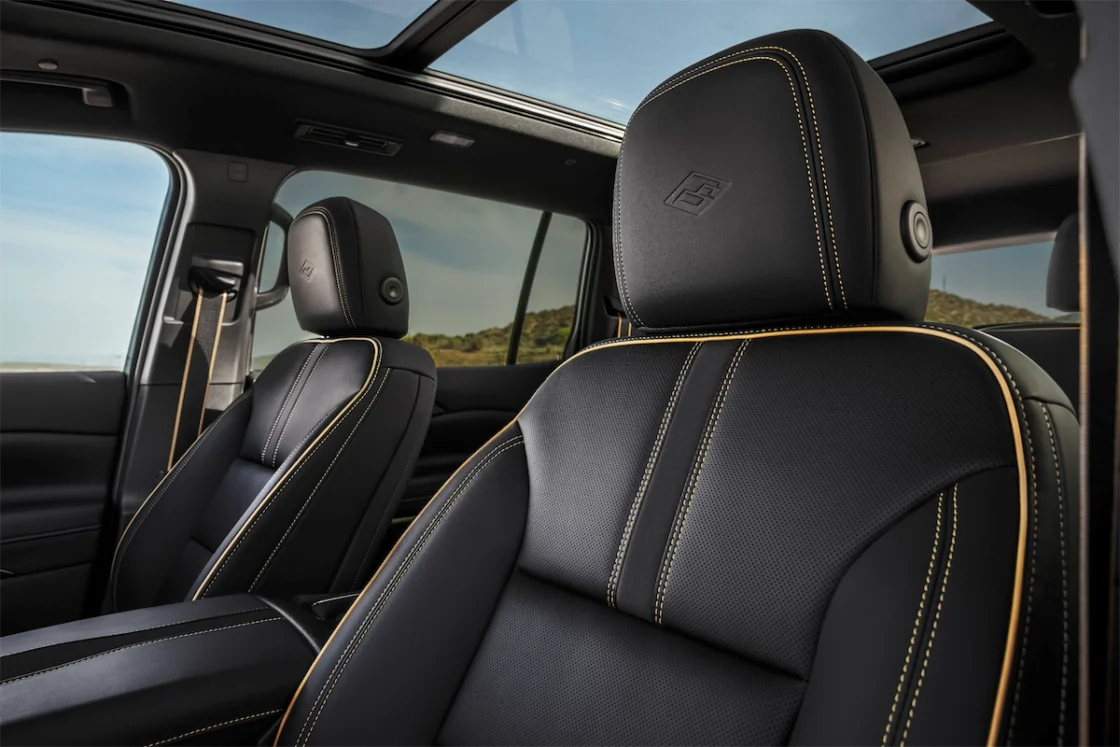 2027 Chevy Traverse High Country Jet Black and Natural Tan seat