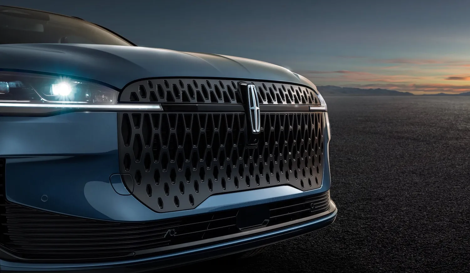 Ford Brings Back Lincoln Corsair as Chinese-Built Hybrid SUV