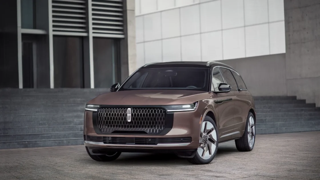 2027 Lincoln Nautilus front three-quarter exterior