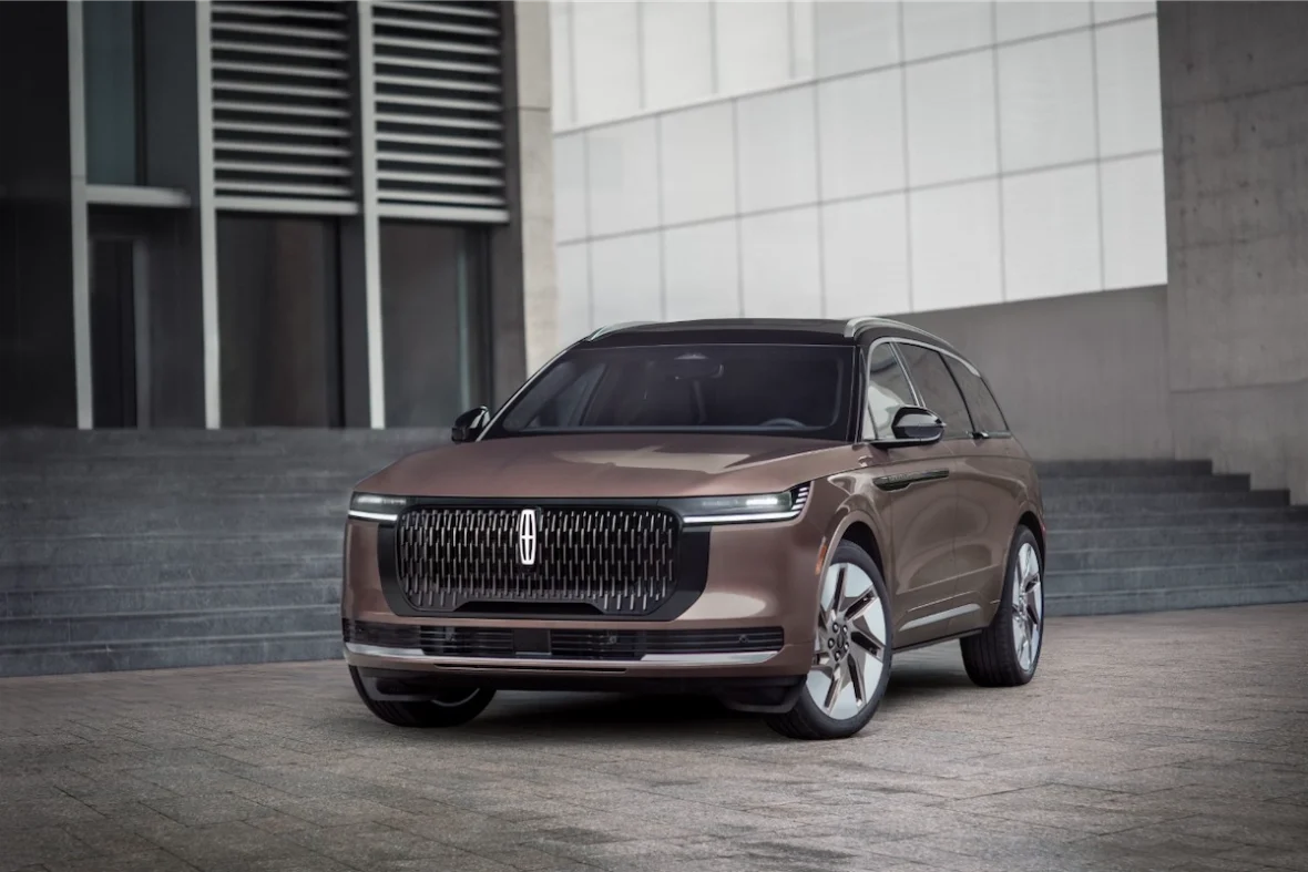 2027 Lincoln Nautilus front three-quarter exterior