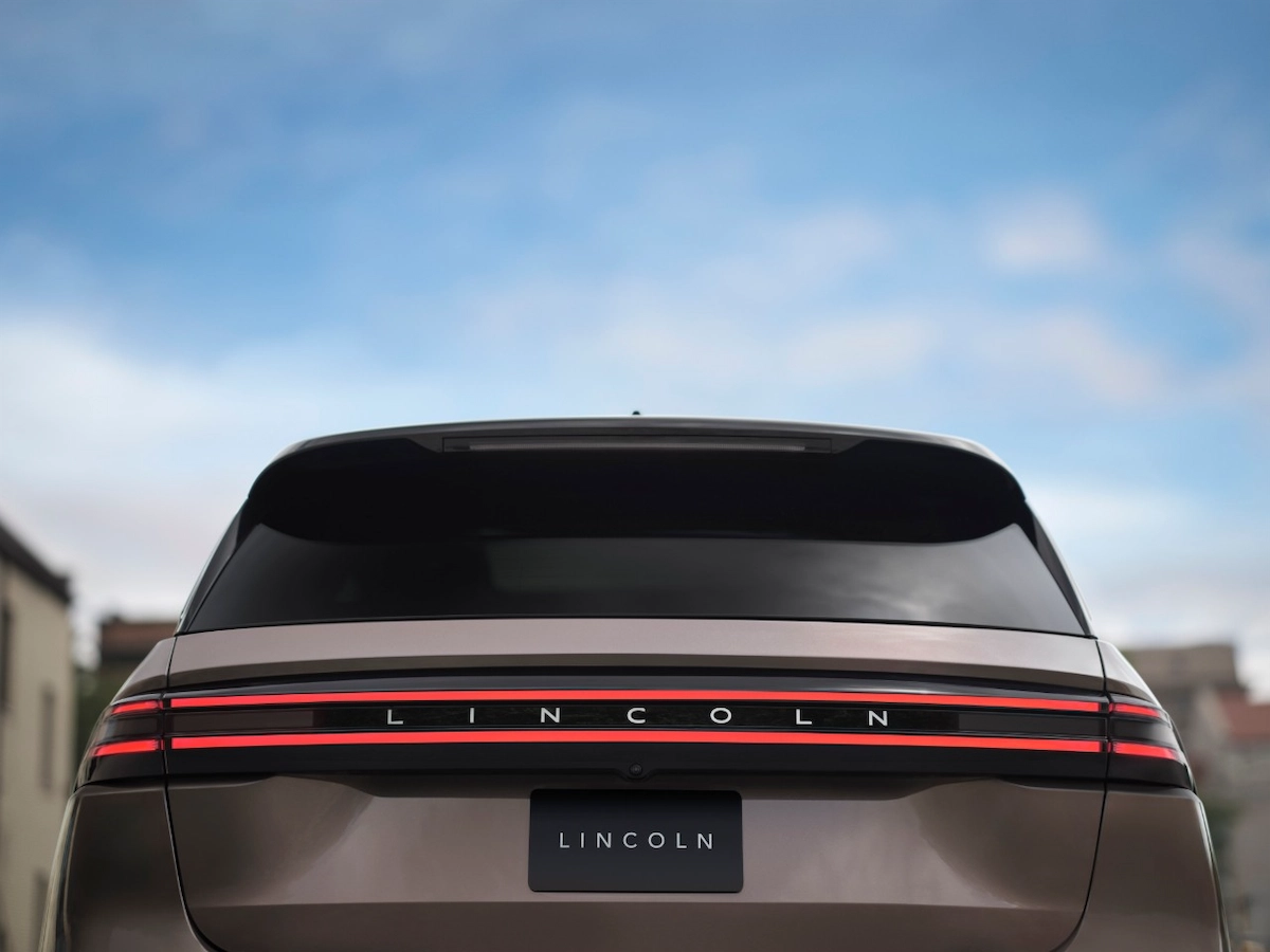 2027 Lincoln Nautilus panoramic roof and open cabin