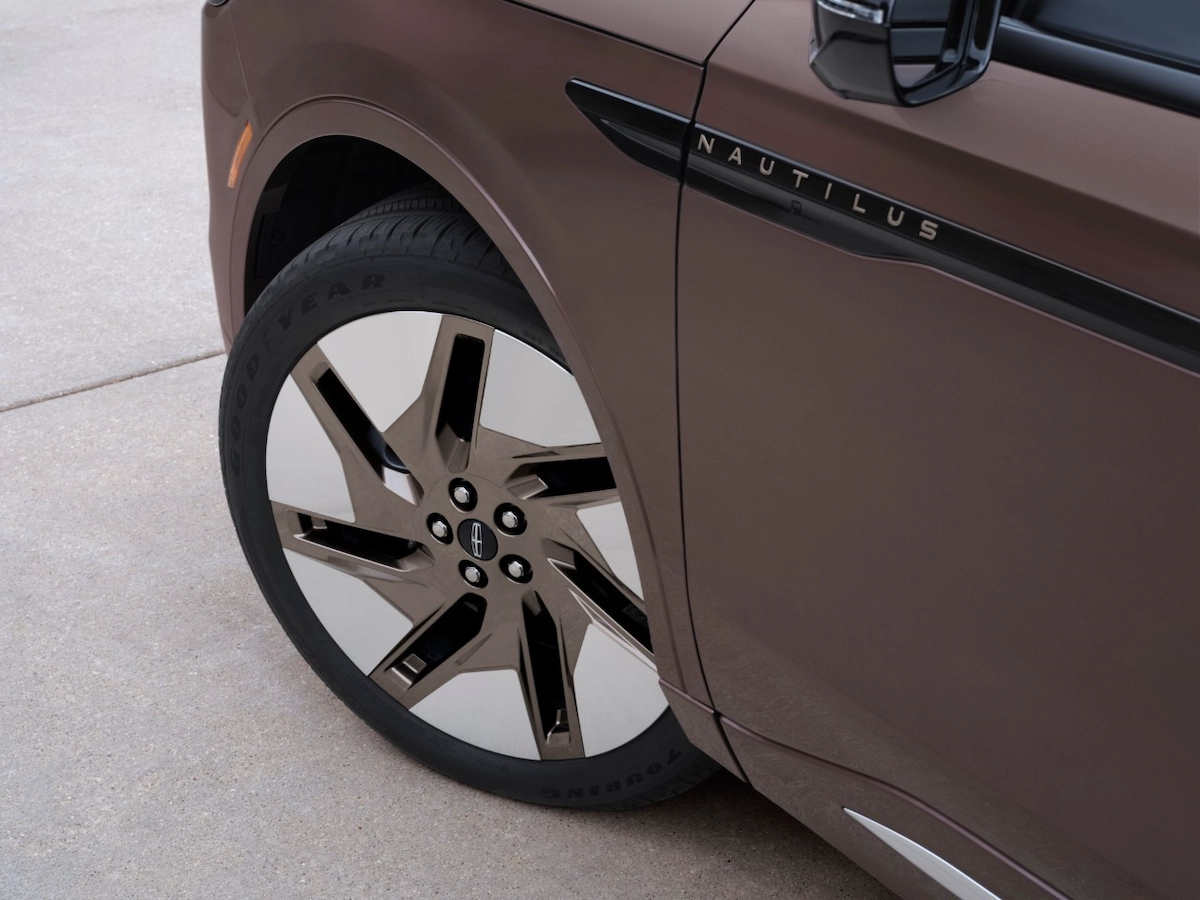2027 Lincoln Nautilus wheel and Nautilus fender badge
