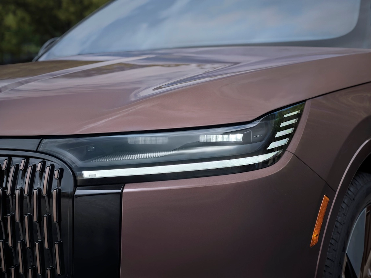 2027 Lincoln Nautilus grille and signature lighting close-up