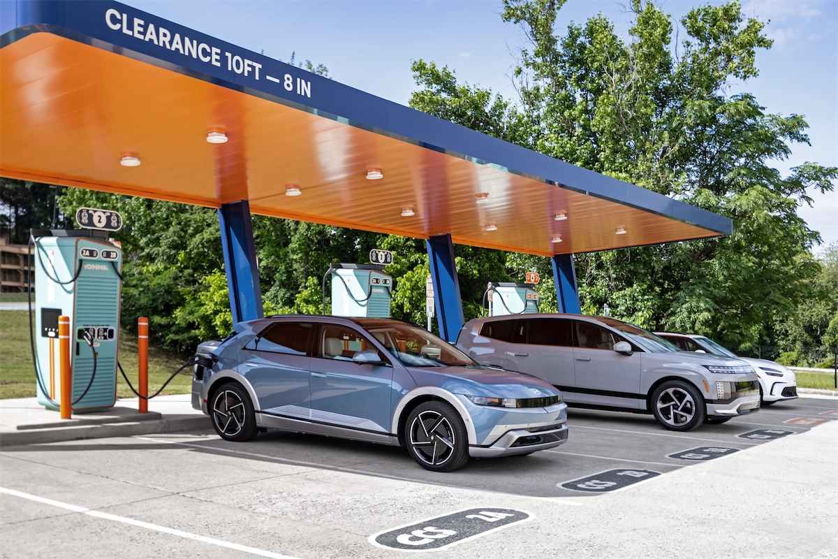 Hyundai IONIQ EVs charging at an IONNA Rechargery canopy