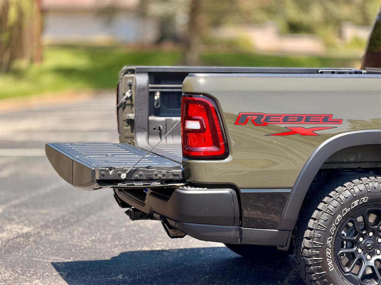 Multi-Function Tailgate with drop-down step