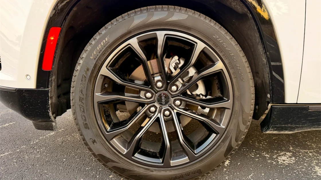 Black 22-inch Obsidian wheel with all-season tire