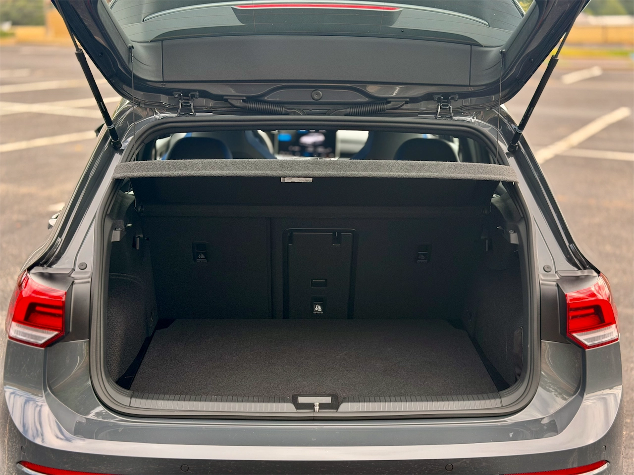 Cargo area with the rear seats up