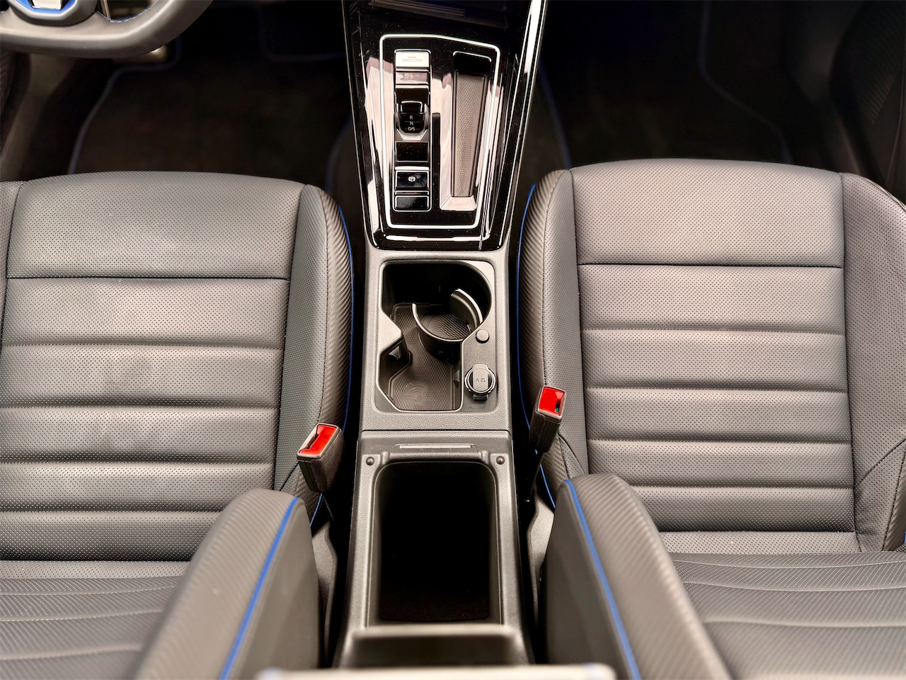 Center console and single front cup holder