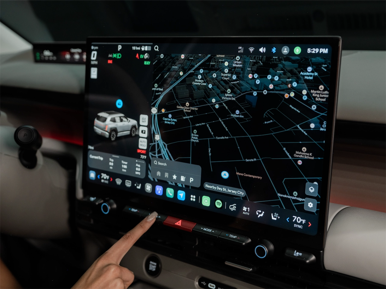 Tucson XRT PRO Pleos Connect touchscreen