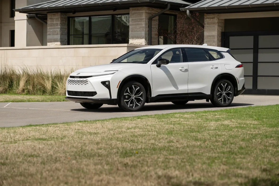 2027 Toyota Crown Signia XLE in Oxygen White