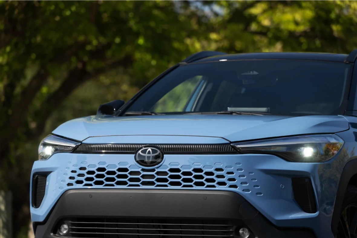 Close-up of the hybrid XSE grille and headlights