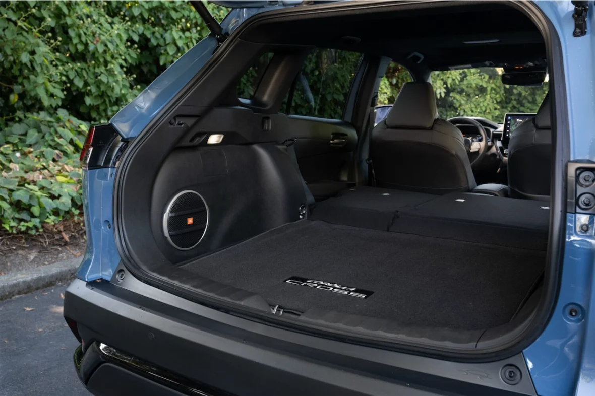 Hybrid cargo area with the rear seats up
