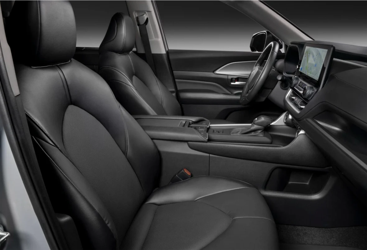 Front seats and center console in black