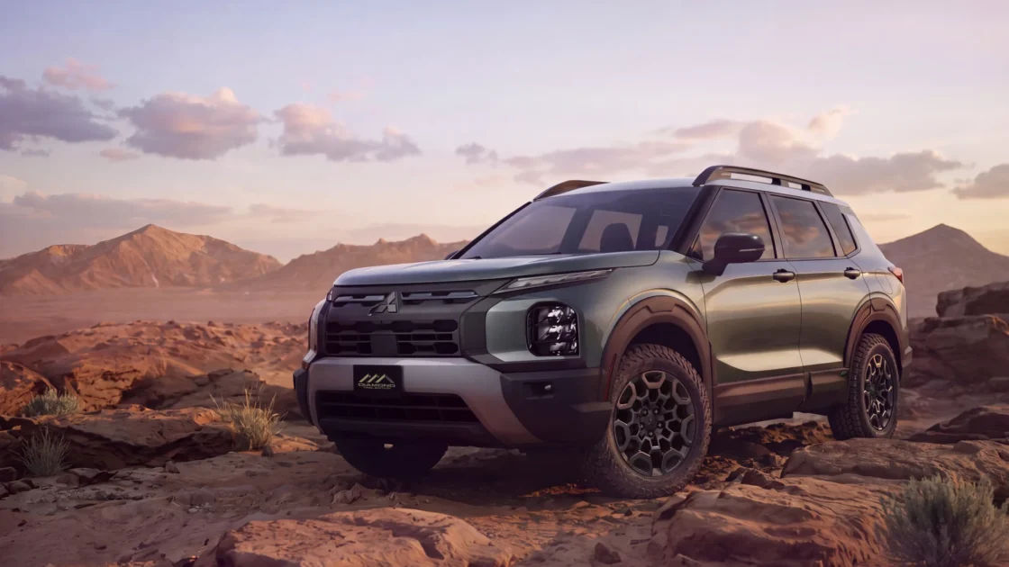 2028 Mitsubishi Outlander Diamond Trail Edition in Trail Green Metallic with a white roof