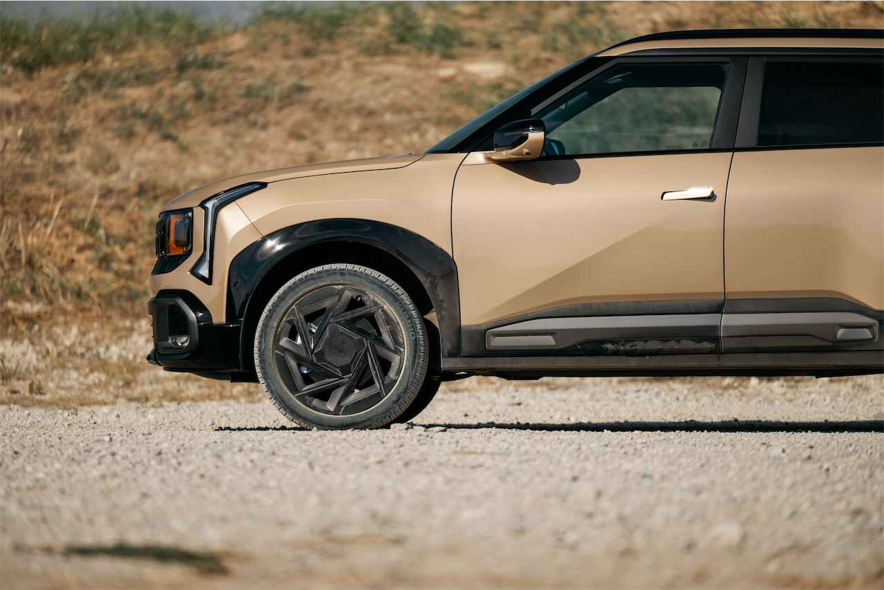 Wheel and tire on the 2027 Kia Seltos X-Line SX AWD