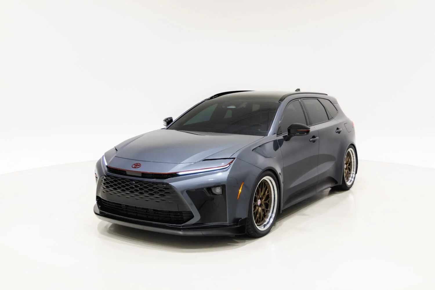 Crown Signia GT-S Concept front three-quarter view