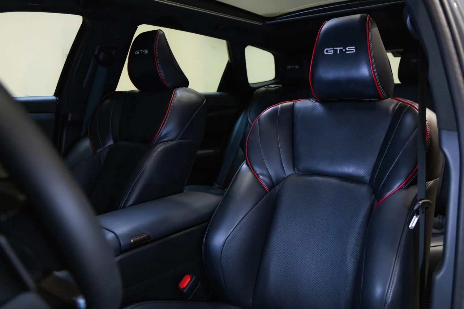 Crown Signia GT-S Concept interior with bolstered front seats and red accents