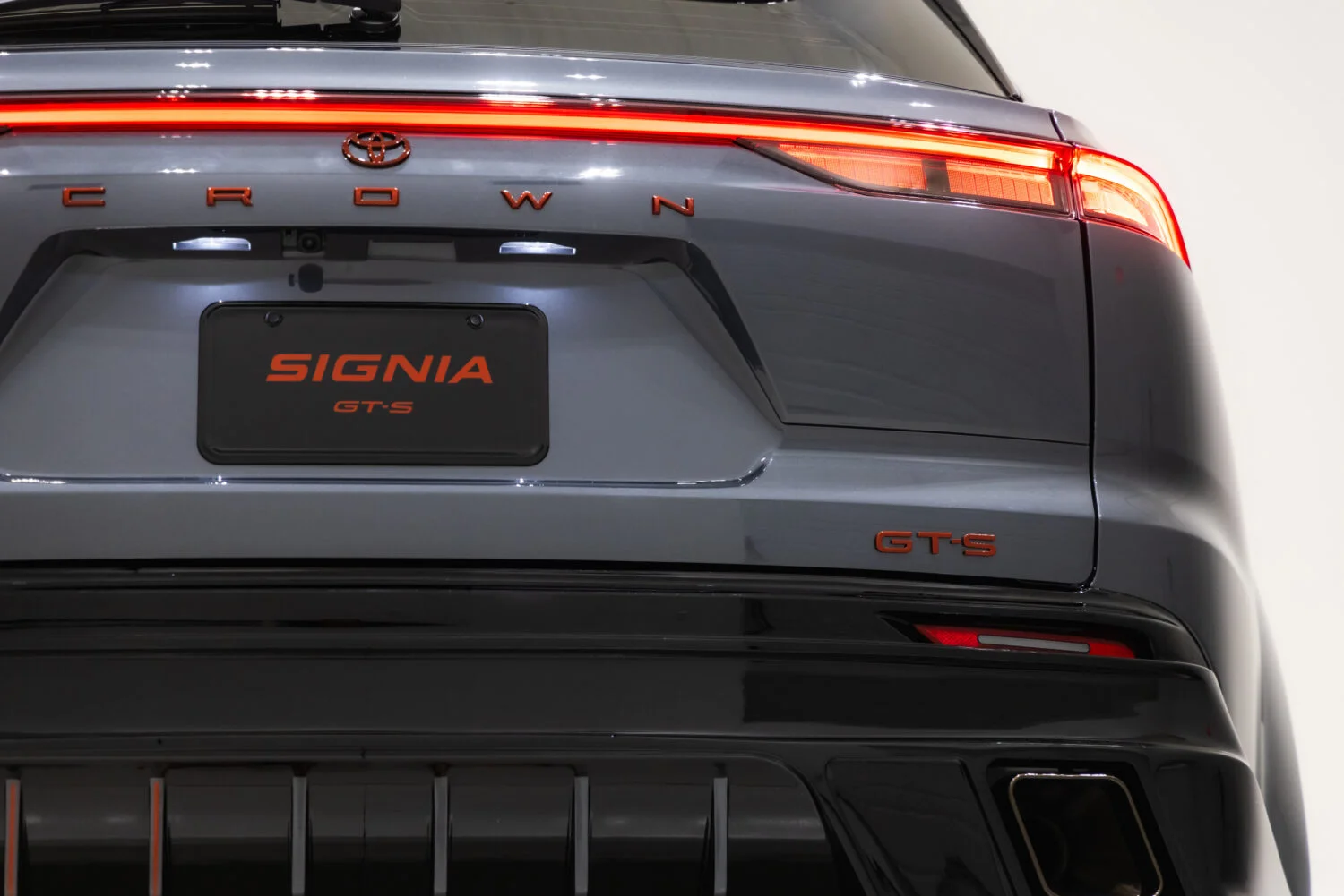 Crown Signia GT-S Concept full-width rear light bar and Signia badge